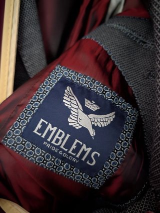 Chaqueta gris hombre Emblems