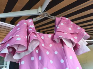 Traje de flamenca rosa con volantes a media pierna
