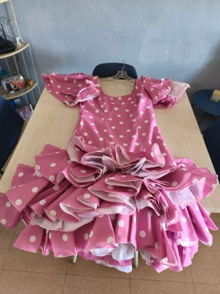 Traje de flamenca rosa con volantes a media pierna