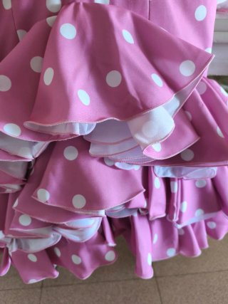 Traje de flamenca rosa con volantes a media pierna