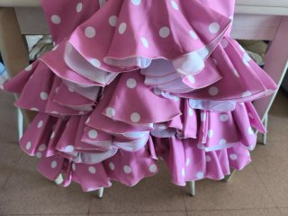 Traje de flamenca rosa con volantes a media pierna