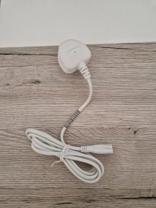 Cable de corriente blanco enchufe británico