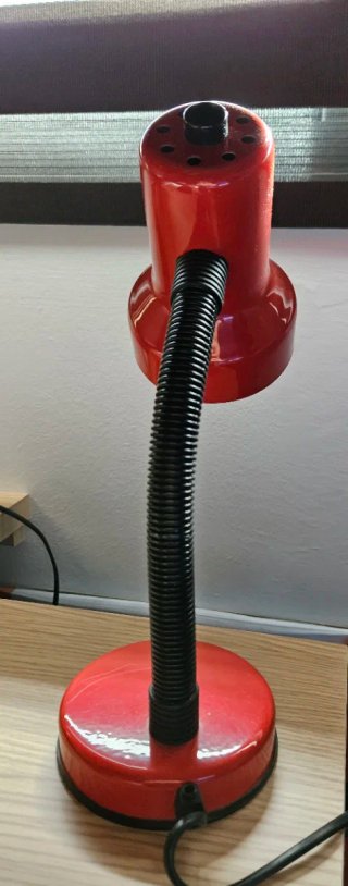 Lámpara de escritorio roja