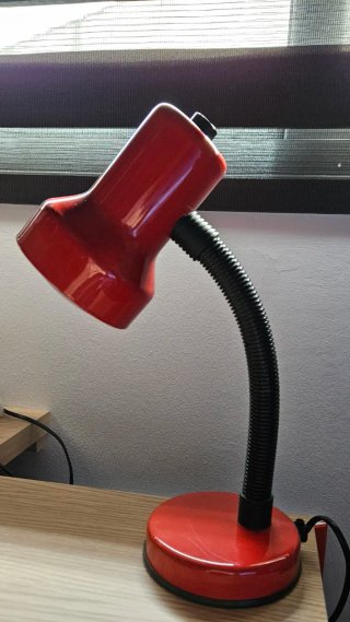 Lámpara de escritorio roja