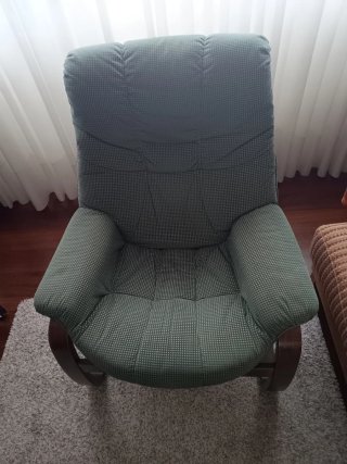 Sillón tapizado tela y madera