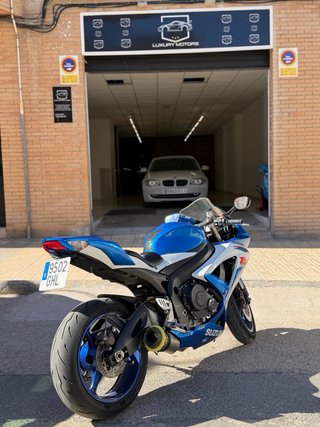 Suzuki GSXR 600 K8 sportbike