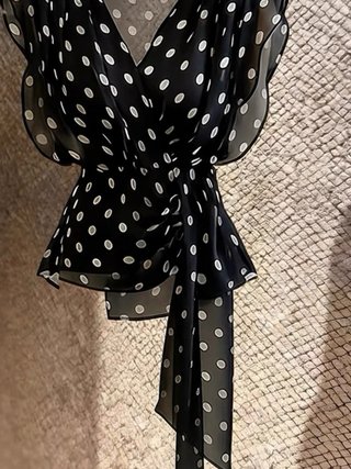 Top retro lunares negro y blanco