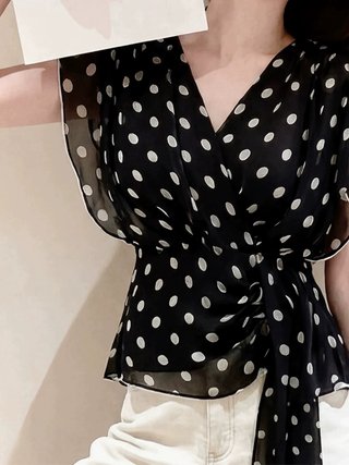 Top retro lunares negro y blanco