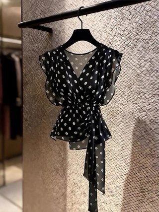 Top retro lunares negro y blanco