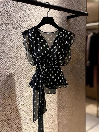 Top retro lunares negro y blanco