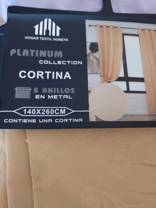 Cortinas doradas con ojales metálicos