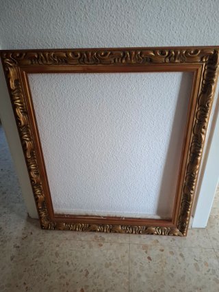 Cornice in legno dorato intagliato