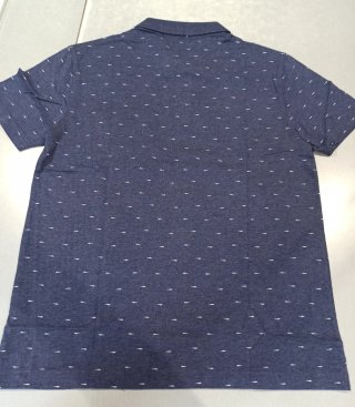 Polo azul con estampado de peces