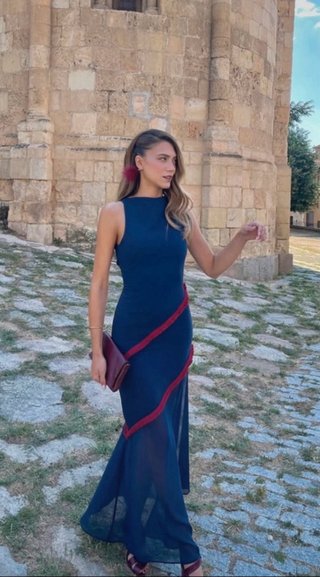 Vestido largo azul con detalles rojos, flecos.