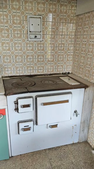 Cocina de leña antigua para restaurar