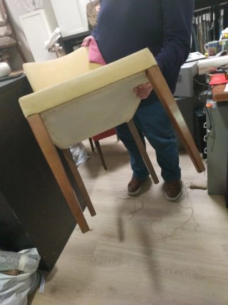 Silla de comedor beige y roja
