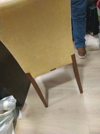 Silla de comedor beige y roja