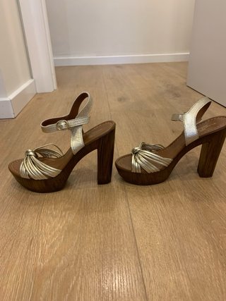Zapatos de tacón dorados y marrones talla 35