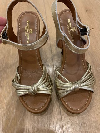 Zapatos de tacón dorados y marrones talla 35