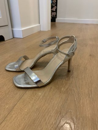 Zapatos de tacón dorados y marrones talla 35