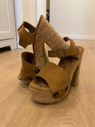 Zapatos de tacón dorados y marrones talla 35