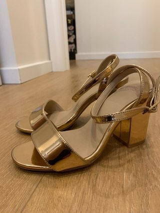 Zapatos de tacón dorados y marrones talla 35