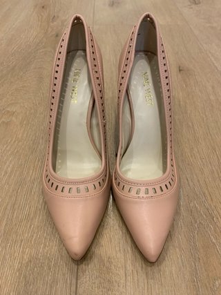 Zapatos de tacón dorados y marrones talla 35
