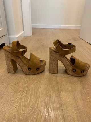 Zapatos de tacón dorados y marrones talla 35