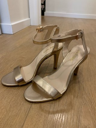 Zapatos de tacón dorados y marrones talla 35