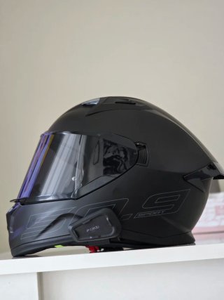 Casco de moto negro