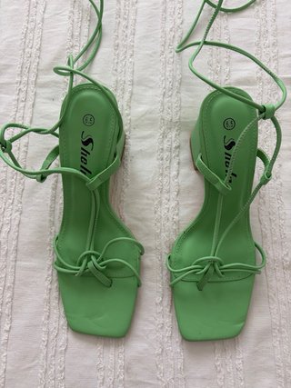 Sandalias de tacón ancho de tiras de atar