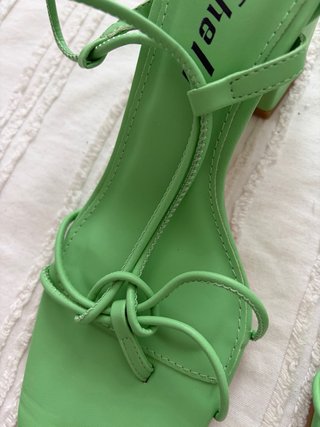 Sandalias de tacón ancho de tiras de atar