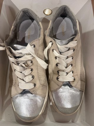 Zapatillas Mujer Beige y Plateadas