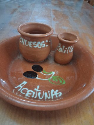 Plato de barro para aceitunas y hueso