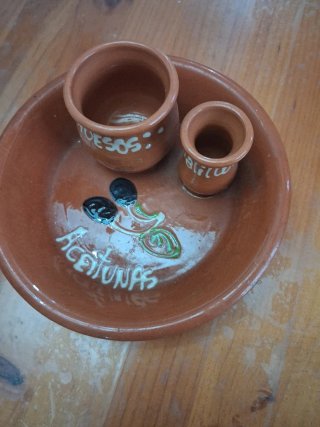 Plato de barro para aceitunas y hueso