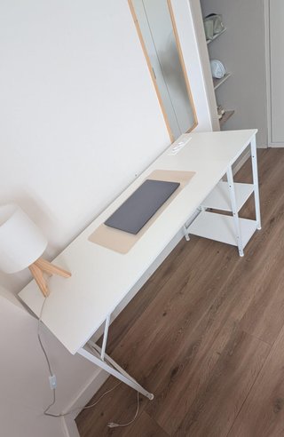 Escritorio blanco metal y madera