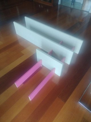 Estantería blanca y rosa