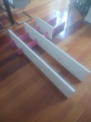 Estantería blanca y rosa