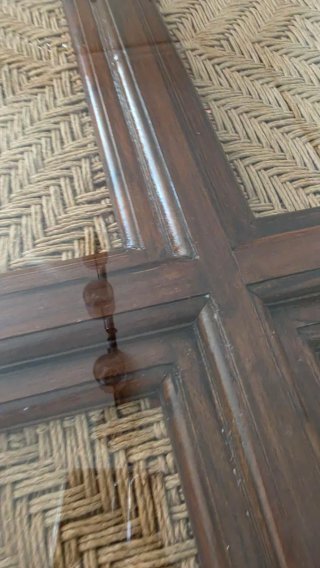 Mesa de comedor con detalles de ratán