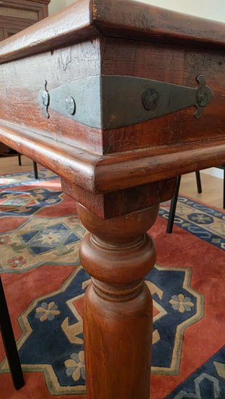 Mesa de comedor con detalles de ratán