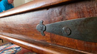 Mesa de comedor con detalles de ratán