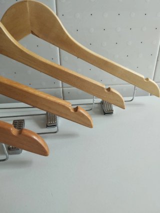 Lote 5 Perchas Madera robusta con pinzas metálicas