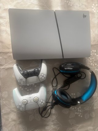 PlayStation 5 digital con 2 mandos y auriculares