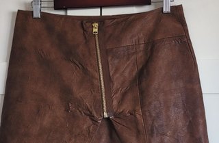 Minifalda marrón simil piel. H&M. T. 38