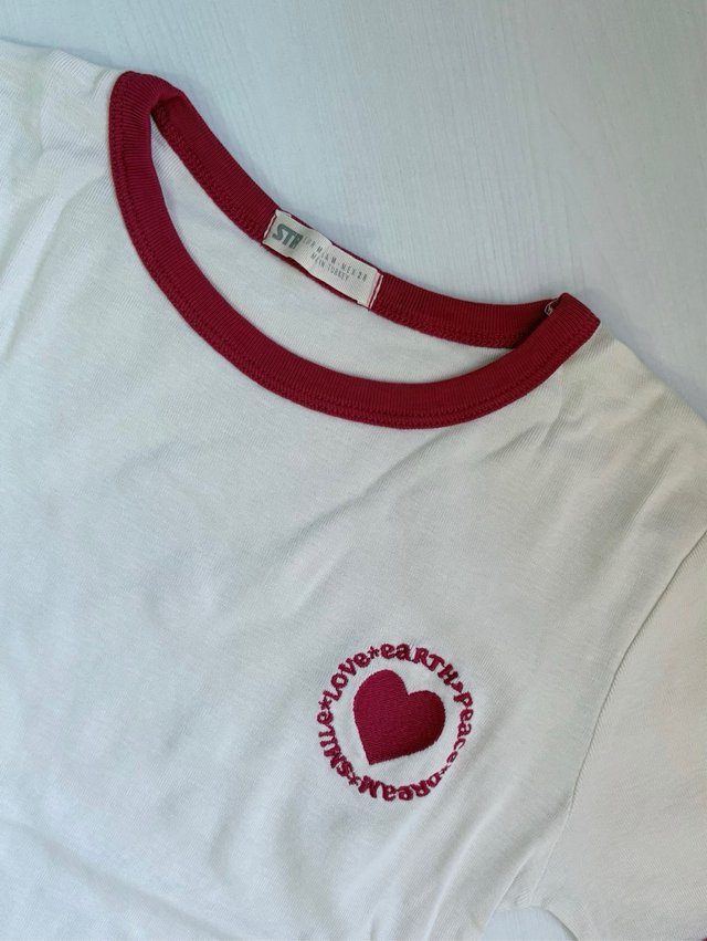 Camiseta blanca con ribete rojo
