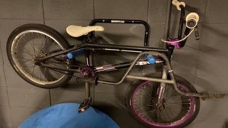 Bicicleta de salto morada