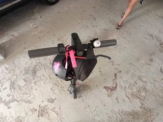 Patinete eléctrico con casco y bolso