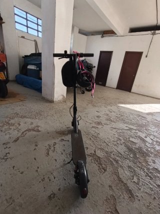 Patinete eléctrico con casco y bolso