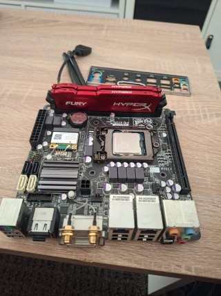 Placa Base ITX GIGABYTE + i5 + 16GB RAM