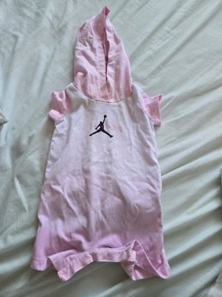 Mono bebé Jordan rosa con capucha
